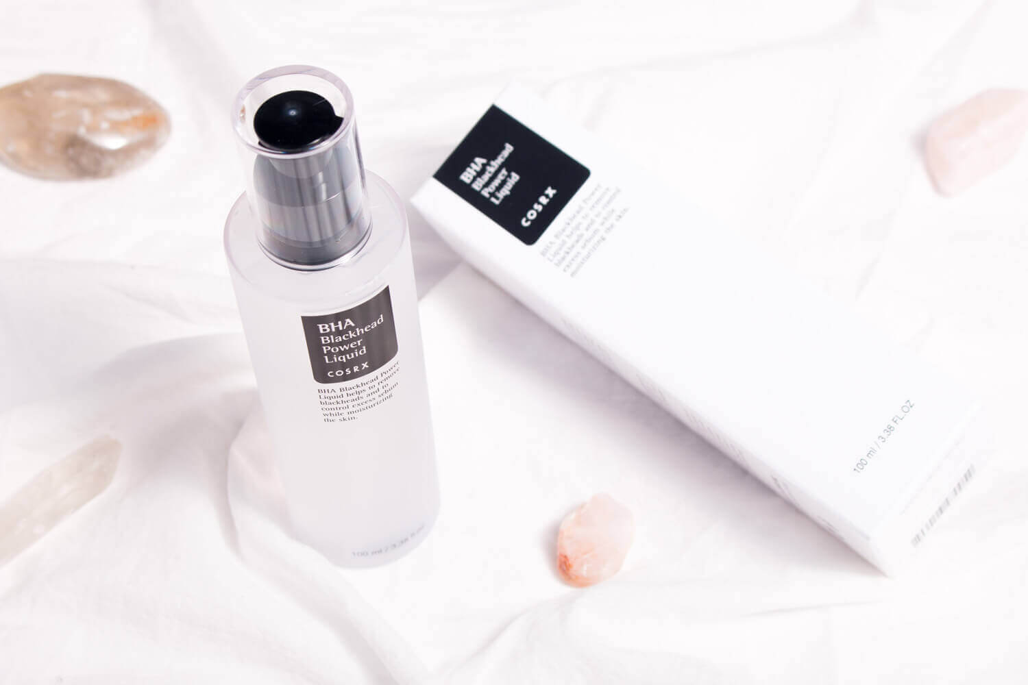 Cosrx BHA Blackhead  Power Liquid 100 ml.   เอสเซ้นส์ขจัดสิวหัวดำและสิวอุดตัน ตัวดังของแบรนด์ รีวิวเยอะ ด้วยส่วนผสม BHA ธรรมชาติมากถึง 4% ช่วยกำจัดสิวหัวดำ และผลัดเซลล์ผิวที่ตายแล้วอย่างอ่อนโยน  พร้อมช่วยขจัดสิ่งสกปรกอุดตันภายในรูขุมขนต้นเหตุของปัญหาสิวหัวดำหรือสิวเสี้ยนได้เป็นอย่างดี   ​ปราศจากแอลกอฮอล์ เหมาะสำหรับทุกสภาพผิว