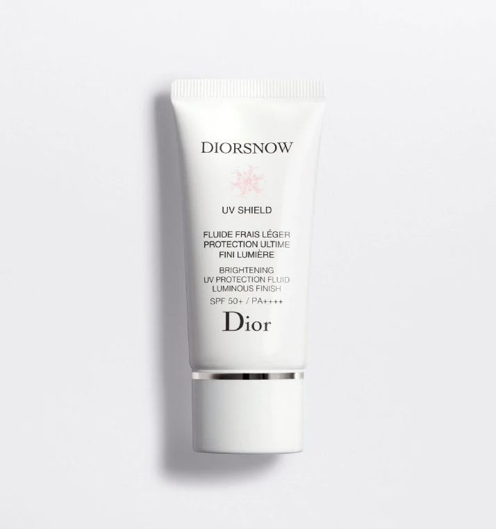 Dior Snow Brightening UV Protection Fluid Luminous Finish SPF50+ / PA++++ กันแดดสูตรลิควิดใสเนื้อบางเบาที่ช่วยปกป้องผิวจากรังสี UV พร้อมคืนความชุ่มชื่นให้แก่ผิวไม่ว่าคุณจะอยู่ภายใต้สภาพอากาศใดก็ตาม สบายผิวไม่เหนียวเหนอะหนะให้ผิวนุ่มลื่น ใสใส เปล่งปลั่ง